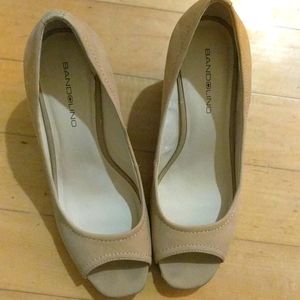 Bandolino beige cork wedges